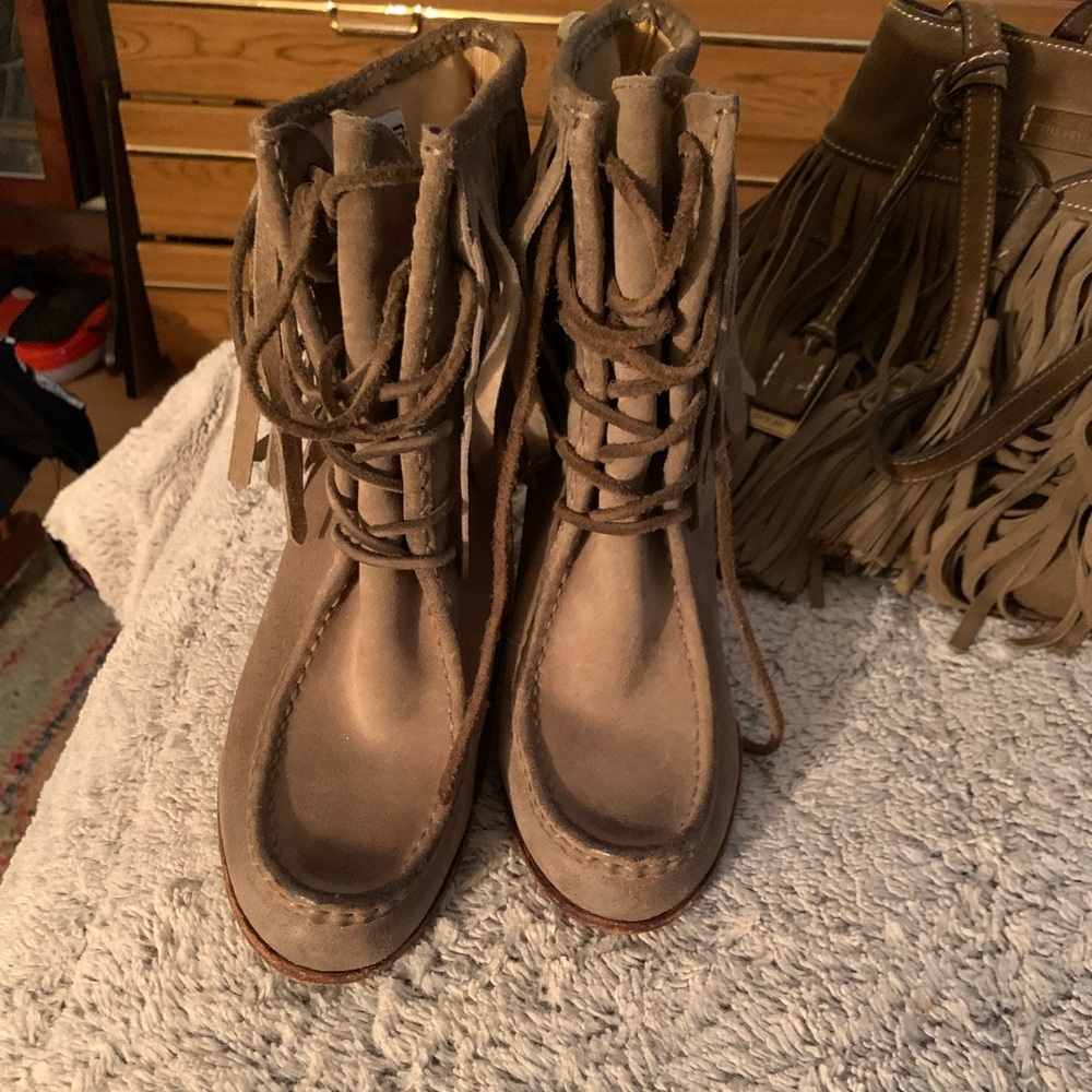 Cute booties w/bag to match 500. For the set